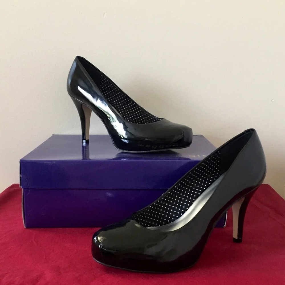 Black pumps